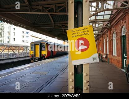 Vue du masque de couverture du visage pendant la pandémie sur la plate-forme de la gare de Nottingham, Royaume-Uni Banque D'Images