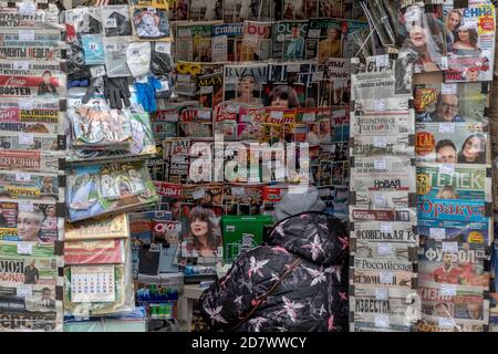 Moscou, Russie. 25 octobre 2020 UNE femme vend des journaux russes dans un kiosque à journaux situé dans la rue centrale de Moscou, en Russie Banque D'Images