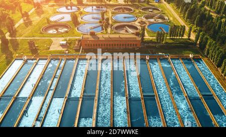 Station industrielle moderne de traitement des eaux usées au coucher du soleil, vue aérienne depuis un drone. Banque D'Images