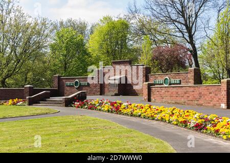 Lits de fleurs colorés dans le mémorial de guerre du jardin du souvenir à Farnworth Central Park, Bolton, Greater Manchester. Banque D'Images