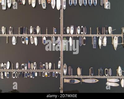 vue aérienne de l'amarrage des bateaux port vue drone capote abaissée Banque D'Images