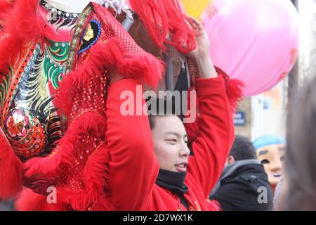 Nouvel an chinois février 2014 à Paris 13ème arrondissement : un jeune homme dragon rouge Banque D'Images