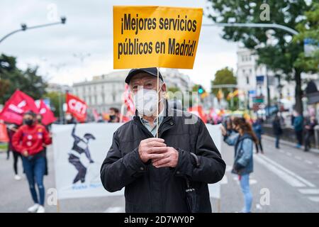 Madrid, Espagne. 25 octobre 2020. Des manifestants ont tenu des panneaux indiquant leur soutien aux services de santé publique lors de la manifestation en défense des services publics sur la place Cibeles à Madrid, en Espagne. Crédit : May Robledo/Alfa Images/Alay Live News Banque D'Images