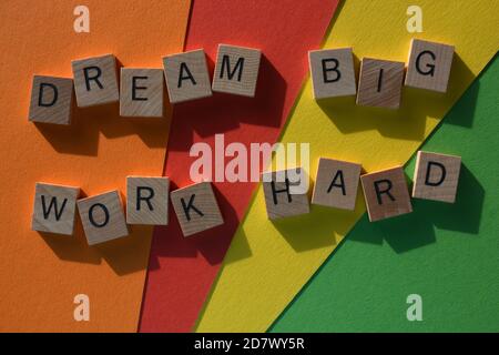 Dream Big, Work Hard, des mots en lettres de l'alphabet en bois sur fond coloré Banque D'Images