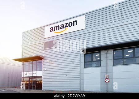 LONDRES, Royaume-Uni- 22 MARS 2020 Amazon warehouse Reception Logistics Center au Royaume-Uni Banque D'Images