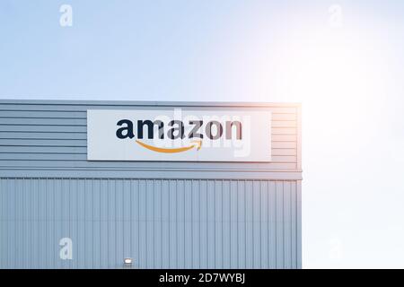 LONDRES, Royaume-Uni - 22 MARS 2020 Amazon warehouse Logistics Center au Royaume-Uni Banque D'Images