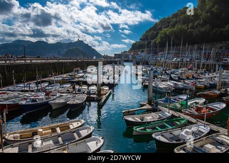 Vue sur le vieux port de San Sebastian Espagne Banque D'Images