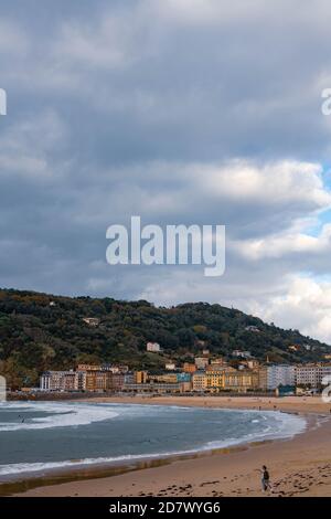 Vue sur la plage de Zurriola à San Sebastian Banque D'Images