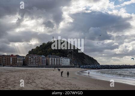 Vue sur la plage de Zurriola à San Sebastian Banque D'Images