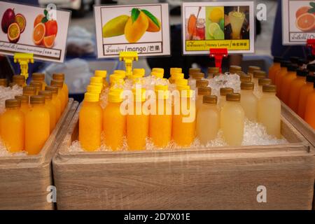 BANGKOK, Thaïlande-01 JANVIER 2019. Boisson de jus saine dans le panier de glaçons marché de la nourriture de rue Banque D'Images