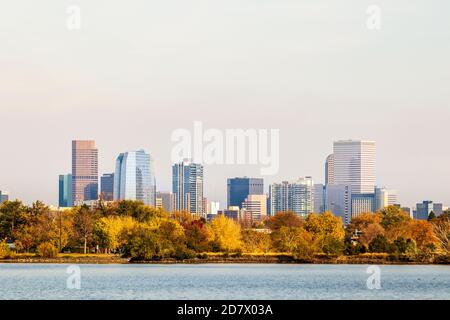 Centre-ville de Denver, Colorado, depuis Sloan Lake, le jour de l'automne Banque D'Images