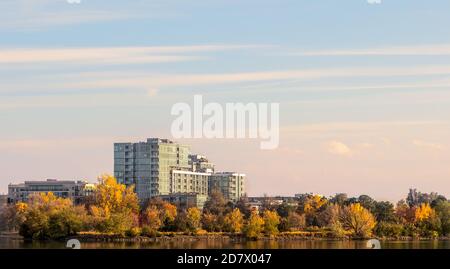 Centre-ville de Denver, Colorado, depuis Sloan Lake, le jour de l'automne Banque D'Images