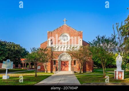 Le soleil de la fin de l’après-midi illumine l’église du séminaire St. Augustine, le 24 octobre 2020, à Bay Saint Louis, Mississippi. Banque D'Images