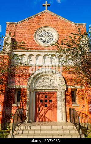 Le soleil de la fin de l’après-midi illumine l’église du séminaire St. Augustine, le 24 octobre 2020, à Bay Saint Louis, Mississippi. Banque D'Images