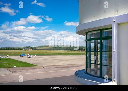 L'aéroport de Brighton City (EGKA), également connu sous le nom de Shoreham Airport, est situé dans le West Sussex, en Angleterre. Premier aéroport d'Angleterre. Banque D'Images