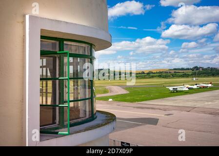 L'aéroport de Brighton City (EGKA), également connu sous le nom de Shoreham Airport, est situé dans le West Sussex, en Angleterre. Premier aéroport d'Angleterre. Banque D'Images