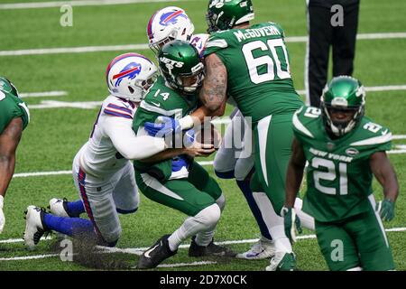 East Rutherford, États-Unis. 25 octobre 2020. Le quarterback des New York Jets Sam Darnold (14) est mis à sac au cours du premier trimestre contre les Buffalo Bills au cours de la semaine 7 de la saison de la NFL au stade MetLife à East Rutherford, New Jersey, le dimanche 25 octobre 2020. Photo de Corey Sipkin/UPI crédit: UPI/Alay Live News Banque D'Images