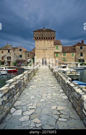 Kastel Gomilica tempête au-dessus, près de Split, la Dalmatie, Croatie Banque D'Images