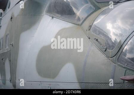 Vue rapprochée sur le fragment de cabine d'hélicoptère. Fuselage d'avion de camouflage et verre à protection contre les balles Banque D'Images