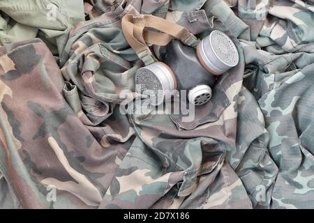 Les soldats stacker masque à gaz soviétique se trouve sur de nombreuses vestes de camouflage kaki vertes. Concept post-apocalypse survivant Banque D'Images