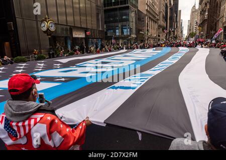 Porteur d'un drapeau « Loi et ordre » surdimensionné, les partisans de Trump défilés de la Trump Tower à Times Square à New York le 25 octobre 2020. (Photo de Gabriele Holtermann/Sipa USA) crédit: SIPA USA/Alay Live News Banque D'Images
