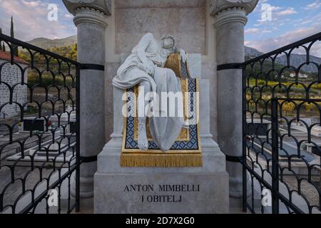 Monument sur le mausolée de la famille Mimbelli sur un cimetière au-dessus de la ville d'Orebic sur la péninsule de Peljesac, Dalmatie, Croatie Banque D'Images