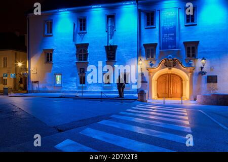 Galerie Klovicevi dvori la nuit dans la ville de Zagreb, Croatie Banque D'Images