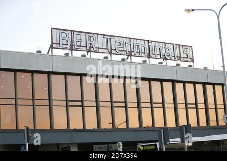 Brandebourg: L'ancien lettrage SXF a été enlevé et un nouveau lettrage BER terminal 5 a été inauguré. Le nouveau lettrage BER au terminal 5 de l'aéroport de Berlin Brandenburg à Schönefeld (photo de Simone Kuhlmey/Pacific Press) Credit: Pacific Press Media production Corp./Alay Live News Banque D'Images