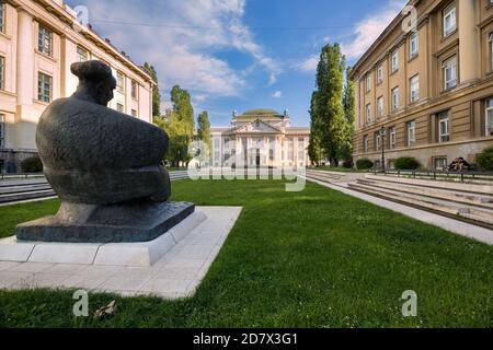 Monument de Marko Marulic, père de la littérature croate devant le bâtiment des Archives nationales croates du centre-ville de Zagreb, en Croatie Banque D'Images