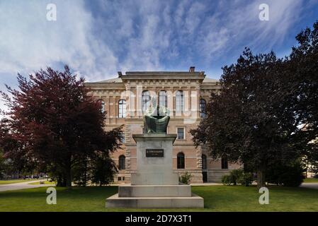 Monument de Strossmayer en face du bâtiment de l'Académie croate des Arts et des Sciences sur la place de Strossmayer, au centre de la ville de Zagreb, Croatie Banque D'Images