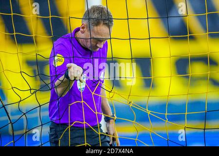 ARNHEM, PAYS-BAS - OCTOBRE 25 : arbitre adjoint Erwin Zeinsra lors du match hollandais entre vitesse et PSV au stade Gelredome le 25 octobre 2020 à Arnhem, pays-Bas (photo de Jeroen Meuwsen/Orange Pictures) Banque D'Images