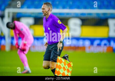 ARNHEM, PAYS-BAS - OCTOBRE 25 : arbitre adjoint Erwin Zeinsra lors du match hollandais entre vitesse et PSV au stade Gelredome le 25 octobre 2020 à Arnhem, pays-Bas (photo de Jeroen Meuwsen/Orange Pictures) Banque D'Images