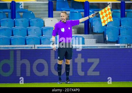 ARNHEM, PAYS-BAS - OCTOBRE 25 : arbitre adjoint Erwin Zeinsra lors du match hollandais entre vitesse et PSV au stade Gelredome le 25 octobre 2020 à Arnhem, pays-Bas (photo de Jeroen Meuwsen/Orange Pictures) Banque D'Images