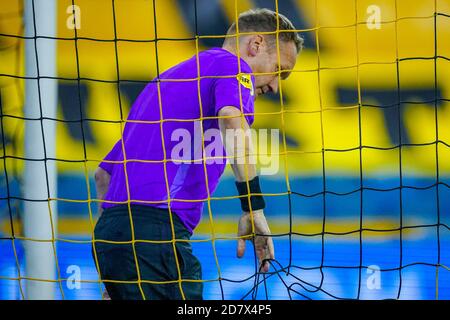 ARNHEM, PAYS-BAS - OCTOBRE 25 : arbitre adjoint Erwin Zeinsra lors du match hollandais entre vitesse et PSV au stade Gelredome le 25 octobre 2020 à Arnhem, pays-Bas (photo de Jeroen Meuwsen/Orange Pictures) Banque D'Images