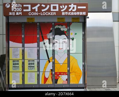 Un casier à monnaie moderne avec un motif traditionnel de Geisha, Kyoto JP Banque D'Images