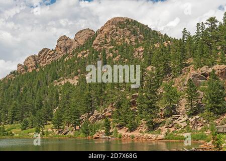 Pins grimpant sur les pistes rocheuses au-dessus d'un lac alpin de Lily Dans le parc national de Rocky Mountain, au Colorado Banque D'Images