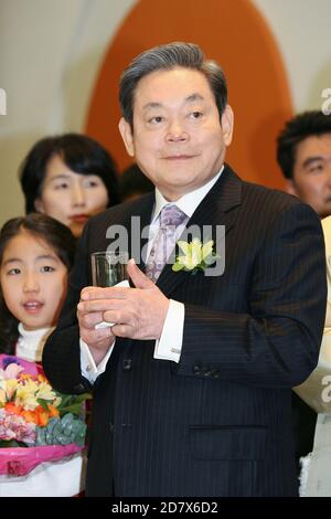 Séoul, CORÉE DU SUD. 9 janvier 2007. 25 oct 2020-Séoul, Corée du Sud-dans cette photo est une photo de fichier. Lee Kun-Hee de l'ancien Président du Groupe Samsung. Ses photos d'années de vie. Lee Kun-Hee, qui avait transformé Samsung Group en l'un des plus grands géants technologiques mondiaux d'une petite entreprise commerciale, est décédé dimanche dans un hôpital de Séoul à l'âge de 78 ans, laissant à ses enfants un épineux problème de succession. Le président de la vedette Samsung Electronics avait été alité depuis mai 2014 à la suite d'une crise cardiaque. Credit: Ryu Seung-il/ZUMA Wire/Alay Live News Banque D'Images