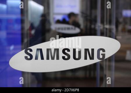 Séoul, CORÉE DU SUD. 29 janvier 2015. 25 oct 2020-Séoul, Corée du Sud-dans cette photo est une photo de fichier. Logo Samsung affiché au siège social de Samsung Group à Séoul, Corée du Sud. Lee Kun-Hee, qui avait transformé Samsung Group en l'un des plus grands géants technologiques mondiaux d'une petite entreprise commerciale, est décédé dimanche dans un hôpital de Séoul à l'âge de 78 ans, laissant à ses enfants un épineux problème de succession. Le président de la vedette Samsung Electronics avait été alité depuis mai 2014 à la suite d'une crise cardiaque. Credit: Ryu Seung-il/ZUMA Wire/Alay Live News Banque D'Images
