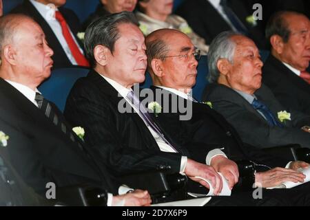 Séoul, CORÉE DU SUD. 5 février 2010. 25 oct 2020-Séoul, Corée du Sud-dans cette photo est une photo de fichier. Lee Kun-Hee de l'ancien Président du Groupe Samsung. Ses photos d'années de vie. Lee Kun-Hee, qui avait transformé Samsung Group en l'un des plus grands géants technologiques mondiaux d'une petite entreprise commerciale, est décédé dimanche dans un hôpital de Séoul à l'âge de 78 ans, laissant à ses enfants un épineux problème de succession. Le président de la vedette Samsung Electronics avait été alité depuis mai 2014 à la suite d'une crise cardiaque. Credit: Ryu Seung-il/ZUMA Wire/Alay Live News Banque D'Images