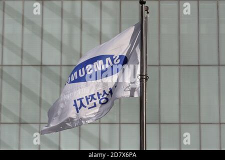 Séoul, CORÉE DU SUD. 16 janvier 2017. 25 oct 2020-Séoul, Corée du Sud-dans cette photo est une photo de fichier. Samsung FLAG WAVE au siège du Groupe à Séoul, Corée du Sud. Lee Kun-Hee, qui avait transformé Samsung Group en l'un des plus grands géants technologiques mondiaux d'une petite entreprise commerciale, est décédé dimanche dans un hôpital de Séoul à l'âge de 78 ans, laissant à ses enfants un épineux problème de succession. Le président de la vedette Samsung Electronics avait été alité depuis mai 2014 à la suite d'une crise cardiaque. Credit: Ryu Seung-il/ZUMA Wire/Alay Live News Banque D'Images