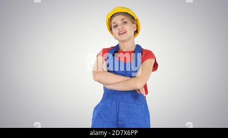 Femme souriante poseuse de constructeur debout et changeant poses FOL Banque D'Images