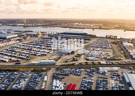 Dartford Royaume-Uni - Mars 22 2020: Vue aérienne voiture navire avec conteneur, nouvelles voitures produites dans le port pour navire et importation-exportation united King Banque D'Images