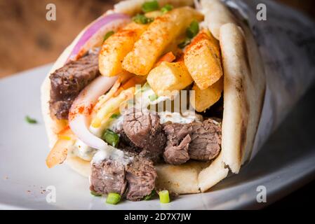 Bœuf gyros style grec envelopper dans du pain pita avec des français frites Banque D'Images