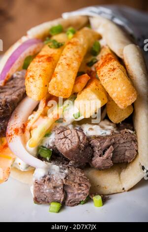 Bœuf gyros style grec envelopper dans du pain pita avec des français frites Banque D'Images