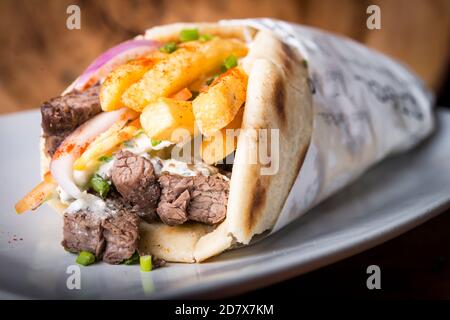 Bœuf gyros style grec envelopper dans du pain pita avec des français frites Banque D'Images