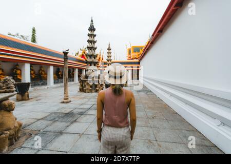 Une jeune femme voyage en Thaïlande avec un chapeau à pied à Wat Pho à Bangkok Thaïlande Banque D'Images