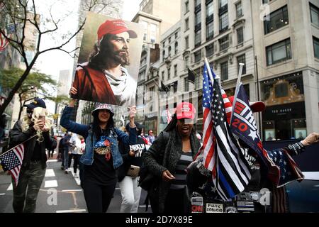 New York, États-Unis. 25 octobre 2020. Les partisans de Pro Trump s'opposent aux manifestants de gauche à la suite d'une marche vers Times Square le 25 octobre 2020 à New York. À l'approche de l'élection présidentielle du 3 novembre, les tensions sont fortes des deux côtés politiques, ce qui entraîne souvent des violences physiques et des arrestations de la police. (Photo de John Lamparski/SIPA USA) crédit: SIPA USA/Alay Live News Banque D'Images