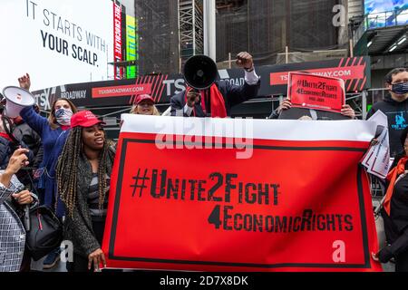 New York, NY - 25 octobre 2020 : les partisans de la réélection du président pro-Trump se rassemblent sur Times Square Banque D'Images