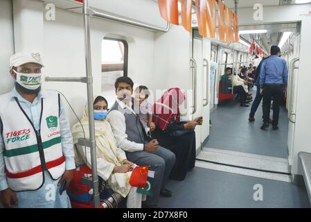 Les Pakistanais et les Chinois qui détiennent les drapeaux nationaux des deux pays et qui apprécient de voyager dans le métro ligne Orange (OLMT), alors que le ministre en chef du Punjab, M. Sardar Usman Buzdar, a inauguré le projet de métro ligne Orange à Lahore. Ce projet comprend vingt-six stations et voies s'étendant sur 27,12 km. Il s'agit du premier projet de transport public à courant électrique par lequel environ deux personnes se déplacent quotidiennement dans le lac cinquante mille.un projet de métro prévu dans le cadre du corridor économique Chine-Pakistan (CPEC), Passe sur une piste après son ouverture officielle dans la ville orientale de Lahore. (Photo par Banque D'Images