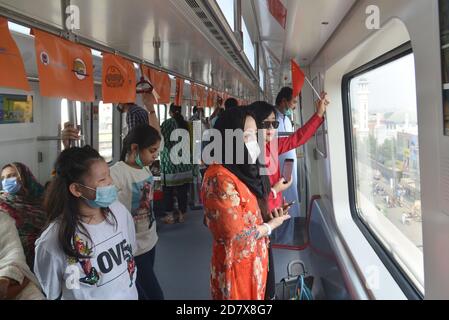 Les Pakistanais et les Chinois qui détiennent les drapeaux nationaux des deux pays et qui apprécient de voyager dans le métro ligne Orange (OLMT), alors que le ministre en chef du Punjab, M. Sardar Usman Buzdar, a inauguré le projet de métro ligne Orange à Lahore. Ce projet comprend vingt-six stations et voies s'étendant sur 27,12 km. Il s'agit du premier projet de transport public à courant électrique par lequel environ deux personnes se déplacent quotidiennement dans le lac cinquante mille.un projet de métro prévu dans le cadre du corridor économique Chine-Pakistan (CPEC), Passe sur une piste après son ouverture officielle dans la ville orientale de Lahore. (Photo par Banque D'Images